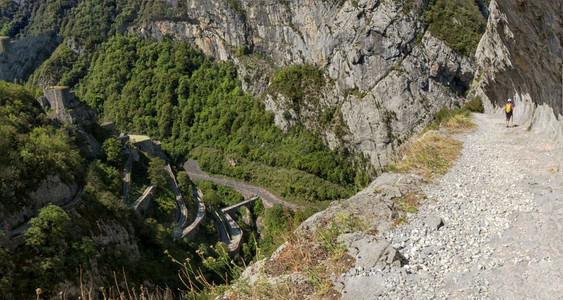 与法国比利牛斯山上的杜波塔雷堡山景图片