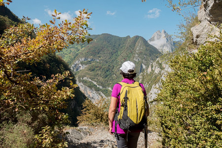 成年女子登山者图片