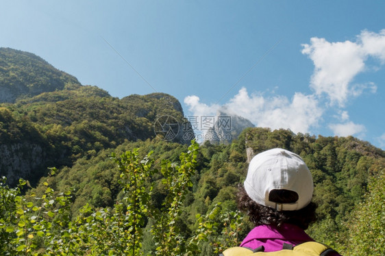 成年女子登山者图片