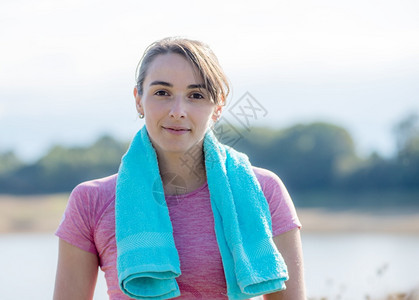 农村蓝毛巾的年轻运动女子肖像图片
