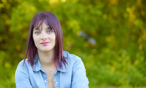 一位年轻女画像绿色眼睛和红头发户外图片素材