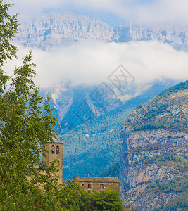 托拉奥迪萨村与蒙特佩尔迪多后面在惠斯卡西班牙背景图片