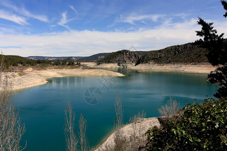蓝天湖和白云布安迪亚宿伦卡西班牙图片