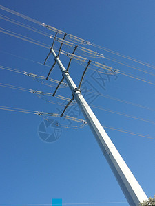 蓝色天空上的现代电塔图片