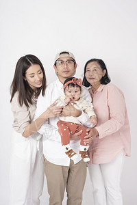 白背景的亚洲幸福家庭图片