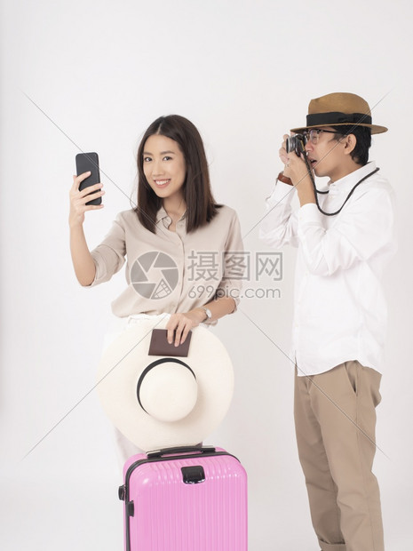 情侣用手机和相机拍照打卡图片