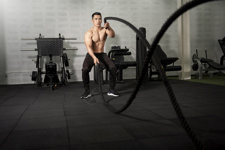 亚洲运动员带绳子在健身场锻炼图片