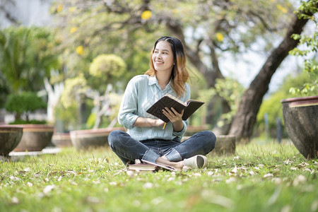 快乐的亚洲青年大学生图片