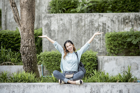 快乐的亚洲青年大学生图片