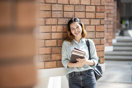 快乐的亚洲青年大学生图片