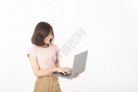 可爱的亚洲少女拿着笔记本电脑图片