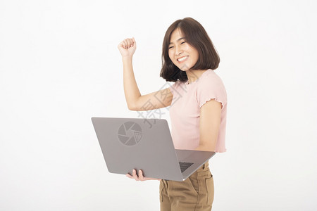 可爱的亚洲少女拿着笔记本电脑图片