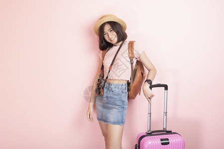以粉红背景为的亚洲快乐女游客图片