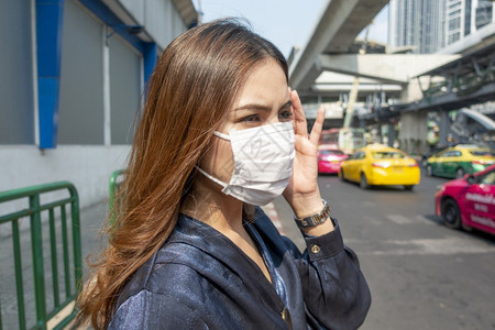 身戴防沙面罩的美丽女子保护空气污染图片