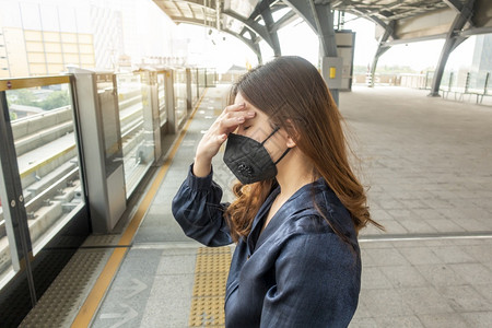 身戴防沙面罩的美丽女子保护空气污染图片