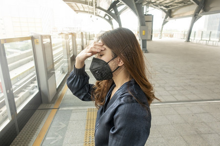 身戴防沙面罩的美丽女子保护空气污染图片