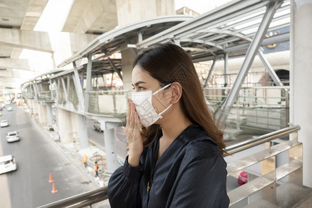 身戴防沙面罩的美丽女子保护空气污染图片