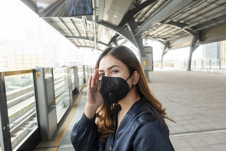 身戴防沙面罩的美丽女子保护空气污染图片