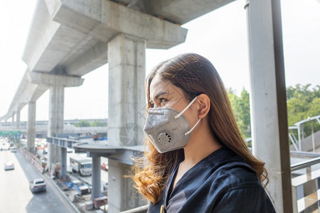 身戴防沙面罩的美丽女子保护空气污染图片