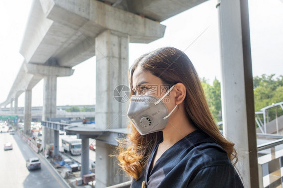 身戴防沙面罩的美丽女子保护空气污染图片