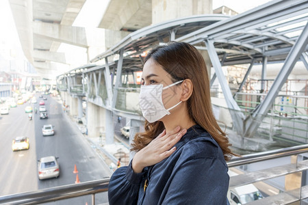 身戴防沙面罩的美丽女子保护空气污染高清图片