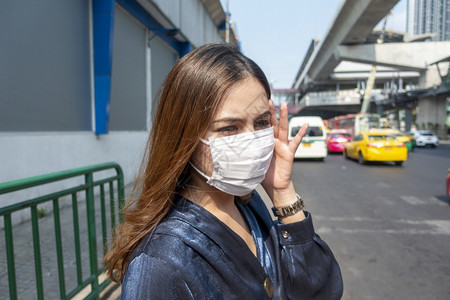 身戴防沙面罩的美丽女子保护空气污染图片