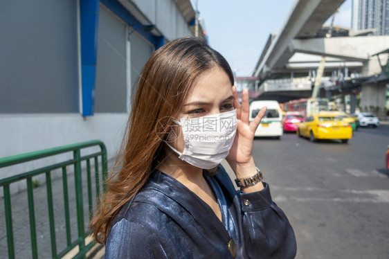 身戴防沙面罩的美丽女子保护空气污染图片