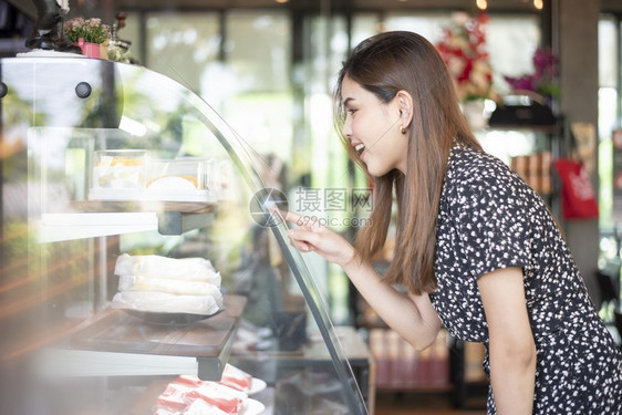 面包店的漂亮女人图片