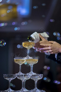 带有香槟杯的婚礼堂图片