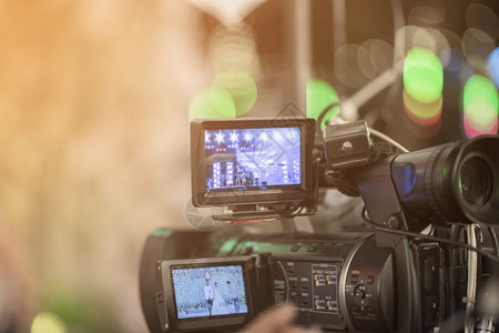 新闻话筒记者正在举行录音会议背景