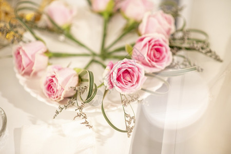 白色艺术背景带有鲜花和结婚装饰的嫁背景背景