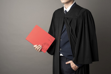 毕业男子拿着红色证书图片