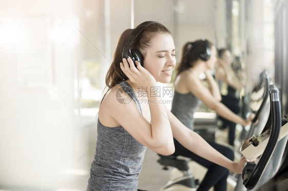 漂亮的年轻运动女子在健身康生活方式运动中骑自行车锻炼运动图片