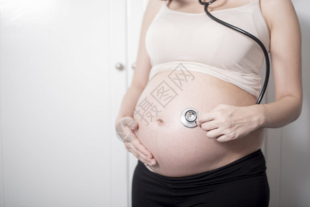 美丽的亚洲孕妇预产期使用听诊器图片