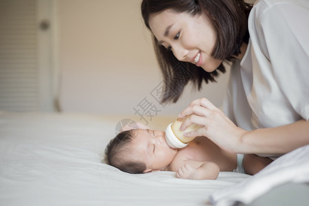 新生女婴由母亲喂牛奶图片