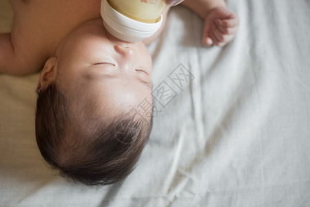 新生女婴喝牛奶图片