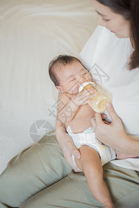 在妈妈怀里喝奶的婴儿图片