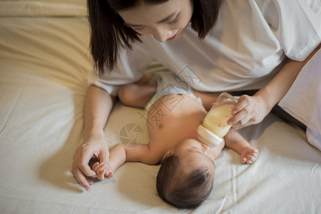 给新生儿喂牛奶图片