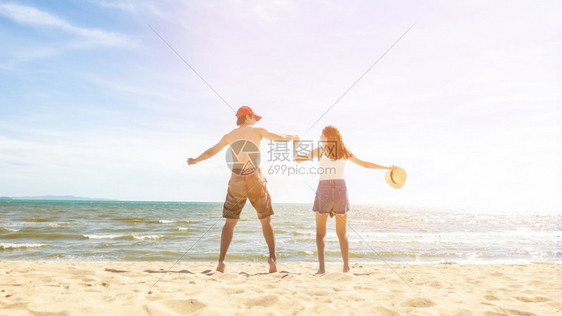 夫妻在海滩上跳跃图片