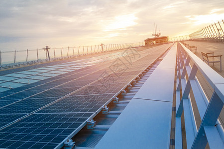 太阳能系统屋顶上的太阳能电池板节省能源概念背景