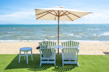 沙滩上带太阳雨伞的坐椅图片