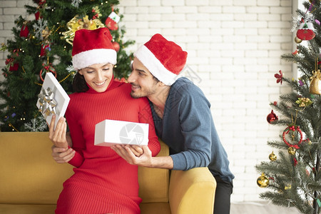 女子开心的拆开圣诞礼物图片素材
