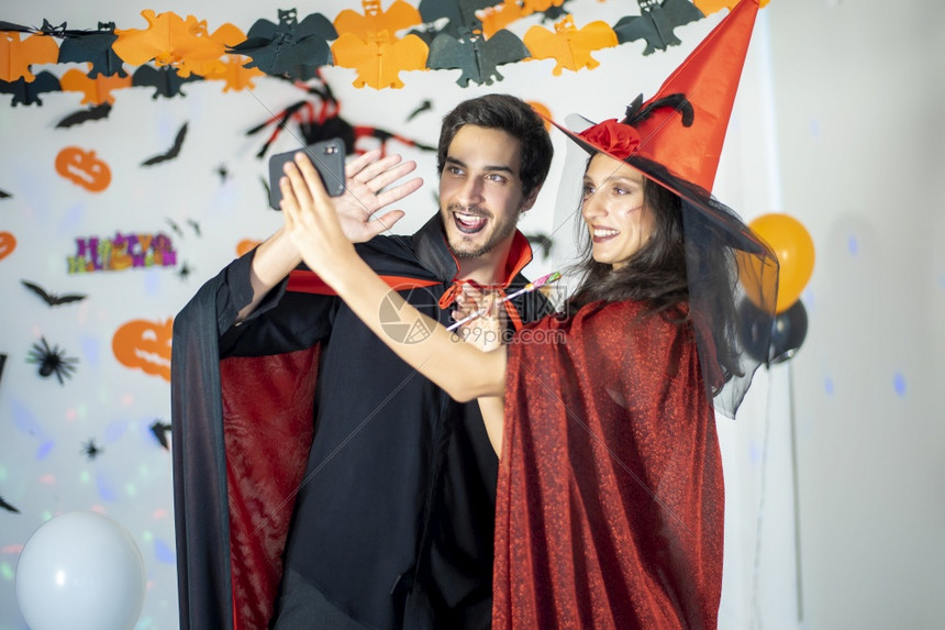 万圣节情侣玩角色扮演在镜头前打招呼