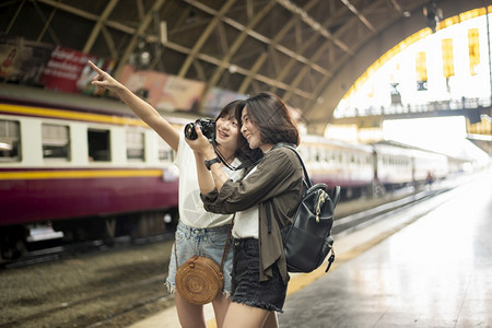 泰国曼谷的年轻旅游女青正在享受图片