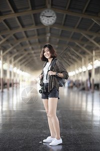年轻的亚洲旅行女青年在泰国曼谷享受美丽的地方图片