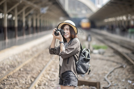 年轻的亚洲旅行女青年在泰国曼谷享受美丽的地方图片