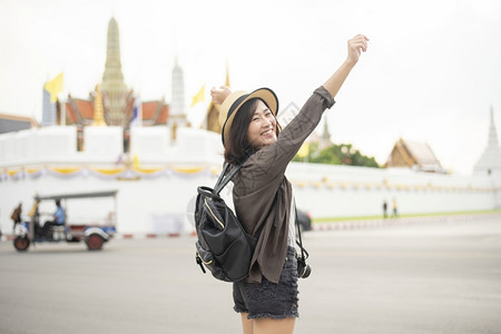 年轻亚洲旅行女孩在泰国曼谷享受美丽的地方图片