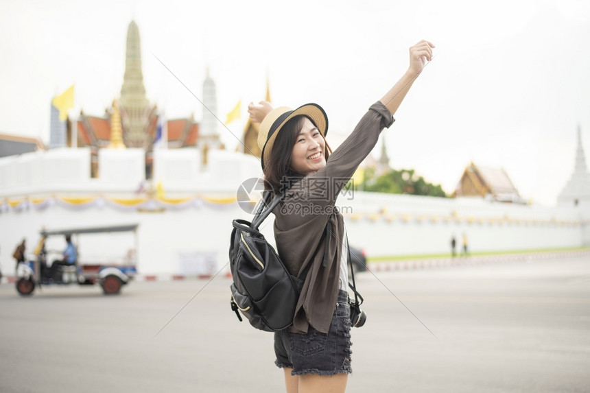 年轻亚洲旅行女孩在泰国曼谷享受美丽的地方图片