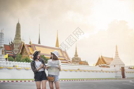 年轻亚洲旅行女孩在泰国曼谷享受美丽的地方图片