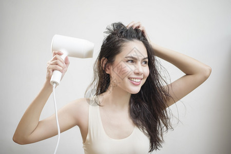 女人洗完澡后在擦头发图片